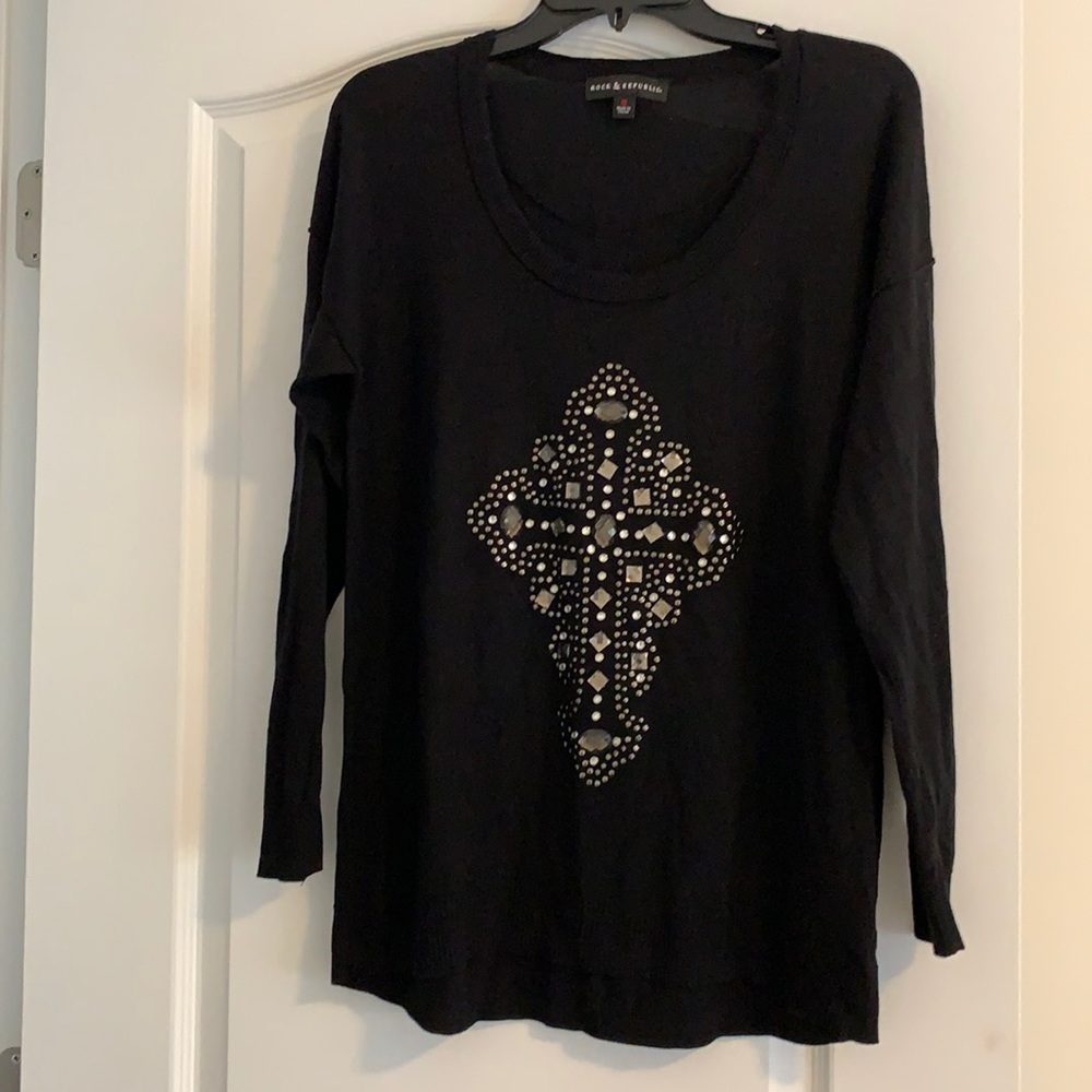 ROCK & REPUBLIC black long sleeve top with a beaded design